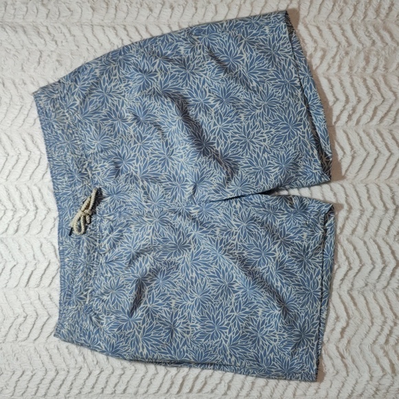 313. Faherty Beacon Swim Trunks | Colors: Blue Waters Frond Print - Picture 9 of 10